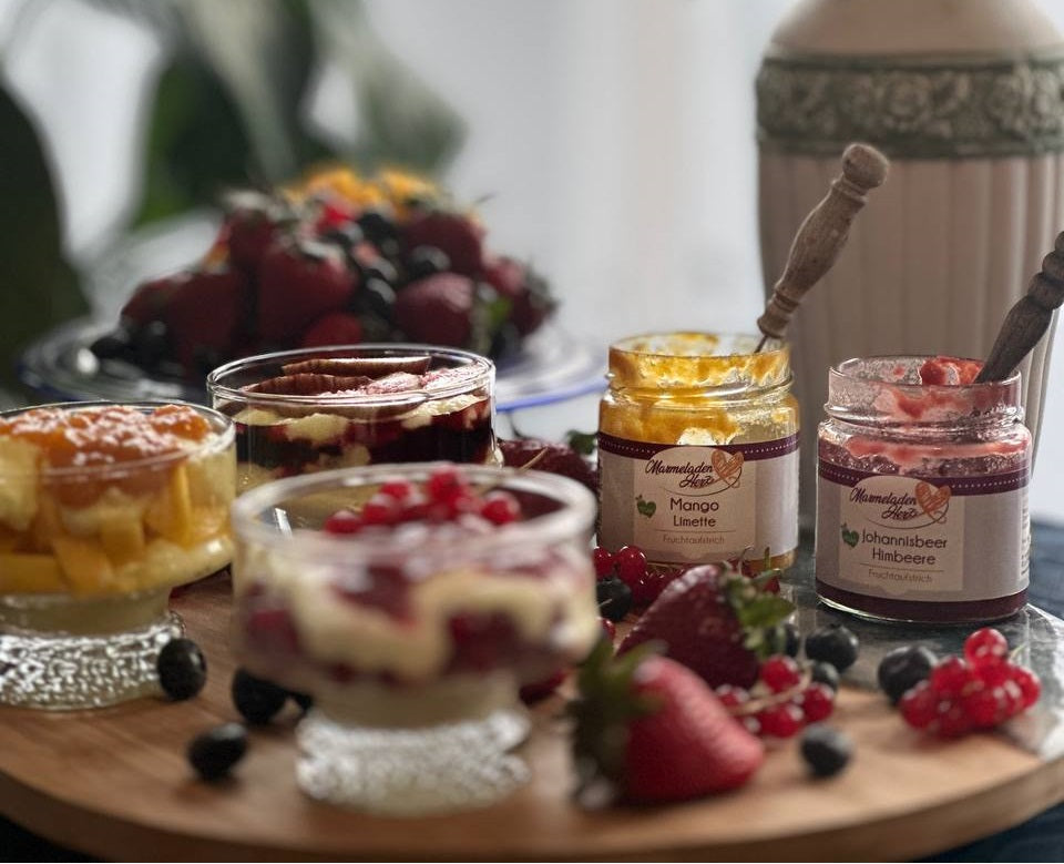 Panna-Cotta-Schichtdessert mit Früchten und Marmelade